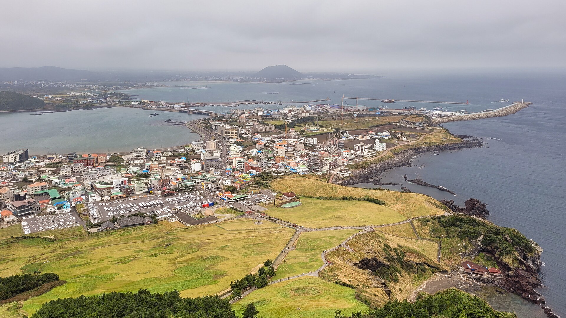 성산일출봉에서 내려다본 제주 해안